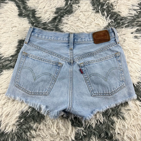 Levi's 501 Women's Light Wash Button Fly High Rise Jean Shorts Raw Hem Size 24 - Picture 9 of 12